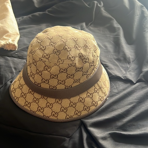 Hi I’m selling a nearly new Gucci bucket hat. Worn a few times. No stains. - Picture 2 of 6